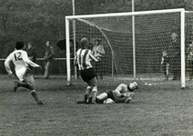 12049 - voetbalwedstrijd Nunspeet - Quick Boys uit Katwijk; goed keeperswerk; keeper, op grond, Arend Michelsen