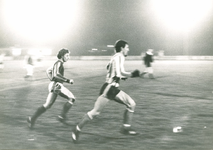 12070 - voetbalwedstrijd Nunspeet - Steenwijk; oefenwedstrijd; Kees Tieleman achtervolgd door Robert Jan Scheffel