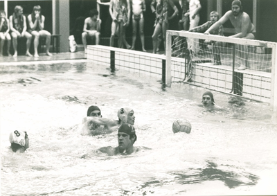 12073 - waterpolowedstrijd Nunspeet - Bevers; Nunspeter team met witte cap