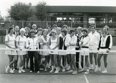 12080 - Nunspeetse tennisvereniging 'De Wiltsangh'; clubkampioenschappen senioren; voorste rij, 3e van links: Mientje ...