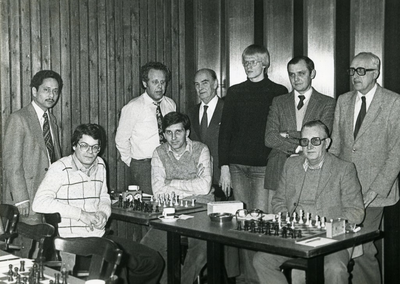 12094 - het tweede team van schaakvereniging 'Nunspeet' dat op zo'n schitterende wijze kampioen werd; staand, 2e van ...