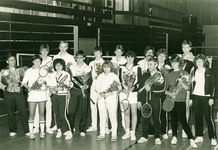 12514 - badmintonvereniging 'Hellas'; met de kampioenen van 1e, 2e en 5e team; 11e van links: Sipke Talsma (met bril en ...