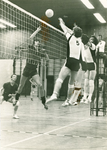 12524 - wedstrijdmoment volleybalvereniging Hellas - ESV, Elspeet; 3e van links, met nummer 5: Teun Sloof