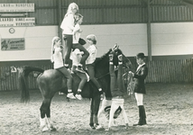 12526 - Enkele leerlingen van de voltigeclub Equus van manege De Ark Nunspeet; man met hoed: Martin van der Werff