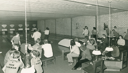 12570 - start competitie Nunspeetse bowlingclub 'Split '80'; man met geruit overhemd, rechts van hanglamp: E. Docter; ...