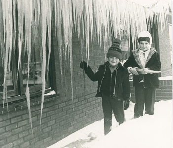 12627 - meterslange ijspegels; twee kinderen in de sneeuw