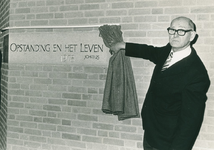 12643 - openingOpstandingskerk; dhr Oosterveen, oud v/d wijk kerkeraad, onthult bord met tekst 'Opstanding en het ...