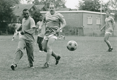 12870 - spelmoment voetbalwedstrijd asielzoekers; 4e. van links: Corly Schipper