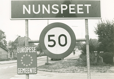 13002 - plaatsnaambord Nunspeet; 50-km bord; bord Europese gemeente