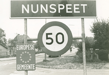 13002 - plaatsnaambord Nunspeet; 50-km bord; bord Europese gemeente