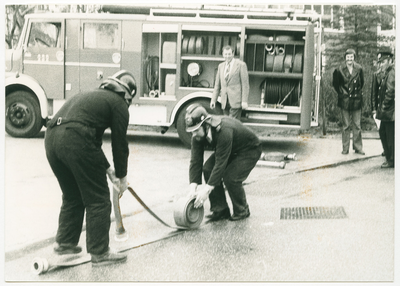 13165 - Cursisten bezig met hun examen 2e klas brandweerman in Nunspeet tertwijl de regen neer kletterde; vlnr: 2. ...