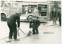 13165 - Cursisten bezig met hun examen 2e klas brandweerman in Nunspeet tertwijl de regen neer kletterde; vlnr: 2. ...