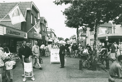 13254 - centrum Nunspeet; jongen met fiets, 55 op de maouw: Jeffrey Vierhout