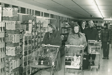 13260 - Albrechts supermarkt tijdens de opening; Aldi; vlnr: 1. mw Zwart-Keurhorst; 2. dochter Herman Zwart en mw ...