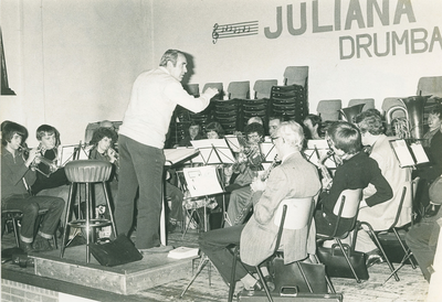 13496 - muziekvereniging Juliana, Doornspijk, bestaat 25 jaar; dirigent: Van Poort