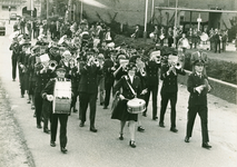 13510 - muziekvereniging Harmonie in 15 jaar oude tenues; voor links: 1. Kluinhaar; 1a, met trompet: Piet Kok; 2. Ada ...