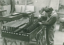 13591 - orgelbouwer Hendriksen en Reitsma; laatste hand wordt gelegd aan de restauratie van één van de windladen van ...