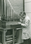13592 - orgelbouwers Hendriksen en Reitsma; Wouter Hendriksen bezig met voorintonatie van de pijpen op de intonatielade