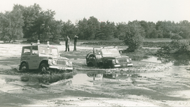 13598 - Car centre Nunspeet B.V.; jeeps tijdens test op het schietterrein Nunspeet; oefenterrein defensie