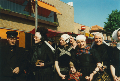 14291 - folklore groep, show op de markt