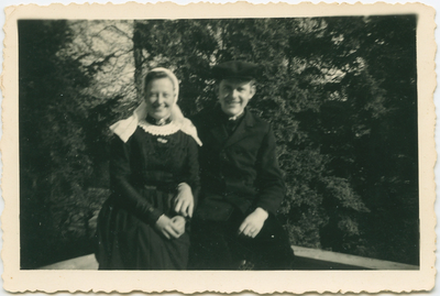 14343 - Foto gemaakt op 6 mei 1947 in klederdracht nu buiten, hetzelfde echtpaar als foto nr. 13, mevr:..., dhr:...