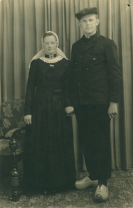 14344 - Foto gemaakt op 6 mei 1947 in klederdracht nu buiten, hetzelfde echtpaar als foto nr. 17, mevr:..., dhr:...