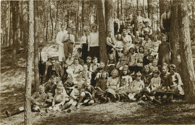 N 1112 - De Wilhelminaschool houdt vakantie in Nunspeet van 18 mei tot en met 20 mei 1925