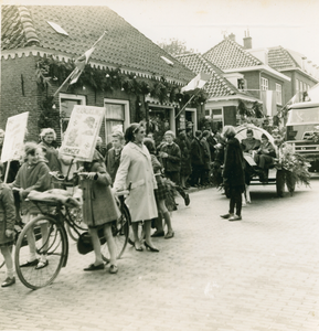 N 1930 - 5 mei optocht in Nunspeet (allegorisch) ter hoogte van winkel van T. Bonestroo; zie ook nrs N 1931 t/m N 1938