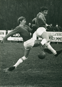 N 5008 - tijdens de voetbalwedstrijd OWIOS - v.v. Nunspeet, wordt Dick ten Hove (2e links speler van OWIOS) hardhandig ...