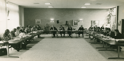 N 5072 - vergadering van de Nunspeter Gemeenteraad, tafel midden vlnr: weth. J.vd Zande, burgem. H.J. Smith, gem. secr. ...