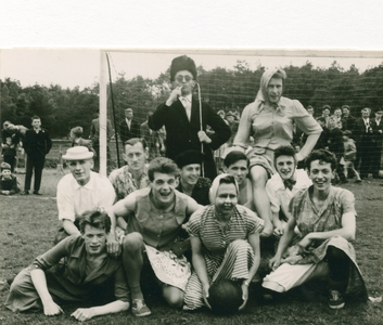 N 7944 - gekostumeerde voetbalwedstrijd in Elspeet; bovenste rij: 1. ...; 2. Jan van Asselt; middelste rij: 1. G. ...