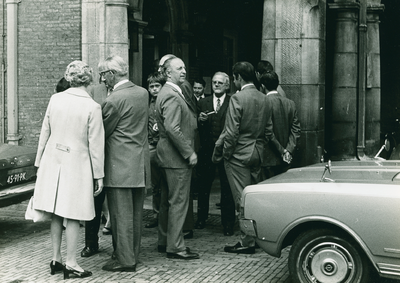 N 8020 - splitsing oude gemeente Ermelo; 1e links: mw Van de Kop; man in het midden: Jaap Hiddink; man met pijp: ...