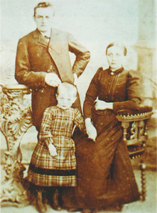 N 8042 - Dirk van 't Hul *Ermelo, 27-4-1869 met zijn eerste vrouw Lubbertje van Putten *Ermelo 26-11-1869 ervoor Jutje ...