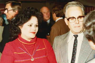N 8220 - afscheid notaris C.F. Smeltzer in mei 1984; mw H. Lodder en dhr Pleun Lodder; vrouw op rug gezien: Marie ...