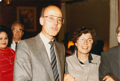 N 8227 - afscheid notaris C.F. Smeltzer in mei 1984; vlnr: mw Hannie Lodder; dhr Pleun Lodder; prof. Dr. Hans Dinklo ...