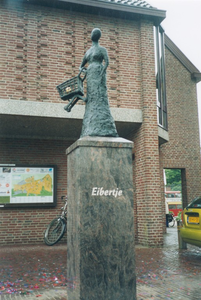 N 10112 - kunstwerk, een vrouwenfiguur met aan de arm een mandje in de vorm van een winkelwagentje: Eibertje