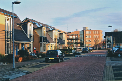 N 10285 - straat met moderne woonhuizen in blokken van drie