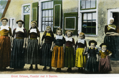 N 10562 - groepje kinderen op rij allen gekleed in veluwse dracht, de kleintjes met de poetse, in de deuropening een ...