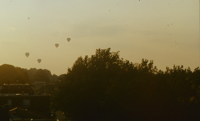 112 Vanuit Dorpsstraat 17 D, gezicht op hete luchtballonnen boven de Harderwijkerweg en omgeving.