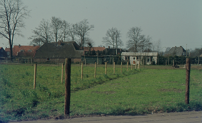 289 Opname gemaakt vanaf de Voskuilhoek richting Nijverheidsweg en Zoomweg. U ziet rechts het huis met grijze pannen ...
