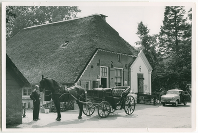 151 - Voor Het Boshuis staat een aangespannen Landauer; daarachter een Trabant met openstaande deuren en voorzien van ...
