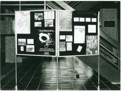 268 - Tentoonstellingspanelen in het gemeentehuis met foto's en posters over het voorkomen van fietsdiefstallen. In het ...