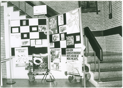 273 - Tentoonstellingsborden in het politiebureau met foto's en posters over het voorkomen van fietsdiefstallen. In het ...