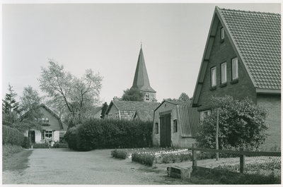 310 - Een detail van de Van Beekweg wat tegen de Pastorieweg aanligt. Op de achtergrond de Oude Ned. Herv. Kerk. Het is ...