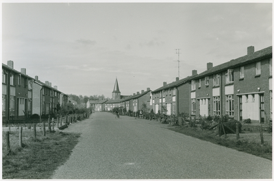 374 - Dit is een straat met huizen van de woningbouw vereniging Groene zoom . Dit is een van de eerste woningbouwwijken ...