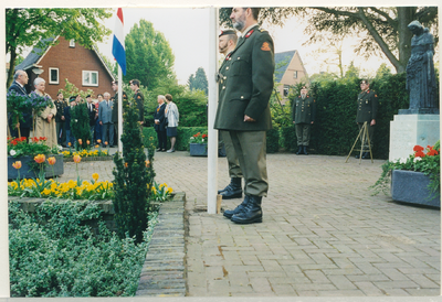 11032 - Dodenherdenking op 4 mei 2000 bij het Oorlogsmonument in het Arie van der Meijdenplantsoen. Uiterst links ...