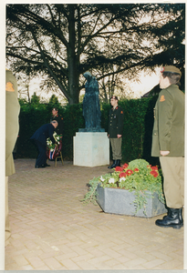 11033 - Dodenherdenking op 4 mei 2000 bij het Oorlogsmonument in het Arie van der Meijdenplantsoen. Burgemeester P.Th. ...