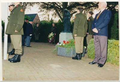 11035 - Dodenherdenkeng op 4 mei 2000. Twee oud-Canadese militairen aanwezig bij kranslegging voor de 'gevallenen' ...