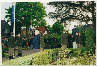 11036 - Dodenherdenking op 4 mei 2000. Nederlandse millitairen staan in de houding bij vlaggenmasten met de vlag ...