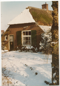 16437 - Boerderijte in de sneeuw. Op de voorkant van de wolfskap ligt een pak sneeuw. Op de deur een klopper. Groene ...